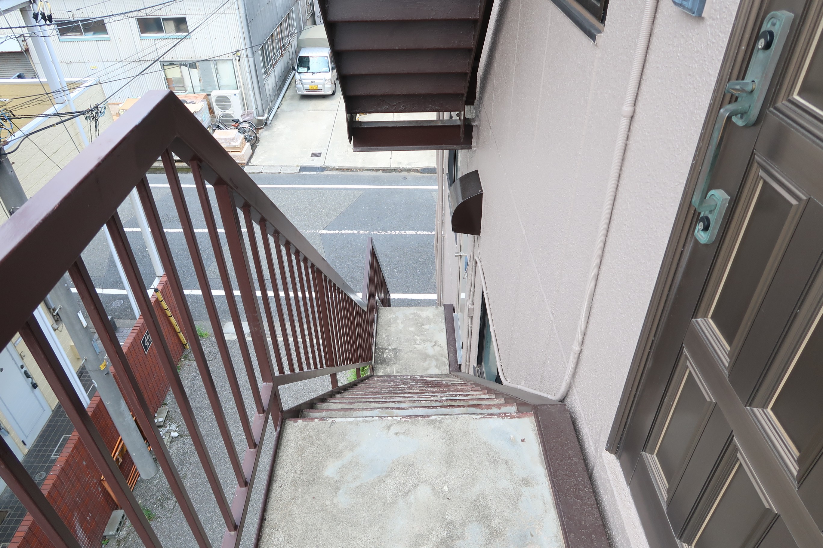 蕨市塚越丸二マンション倉庫の外階段